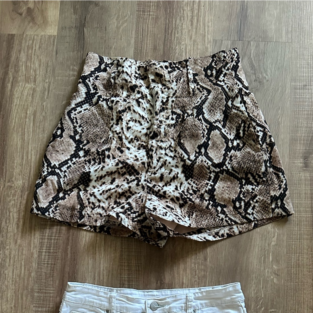 High wasted snake print pleated shorts